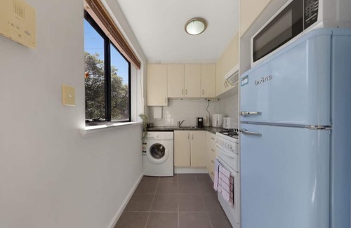 St Kilda Apartment | Retro Rose St Kilda Mansions