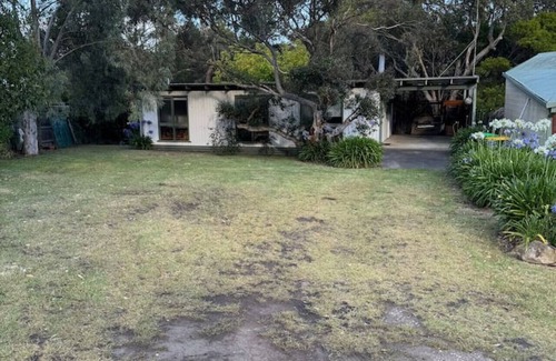 Jan Juc House | Retro Shack, Cool, Pets, Beach!
