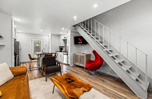 St. Edwards House | Retro SoCo GetawayTownhome!