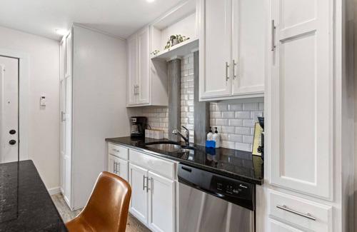 St. Edwards House | Retro SoCo GetawayTownhome!