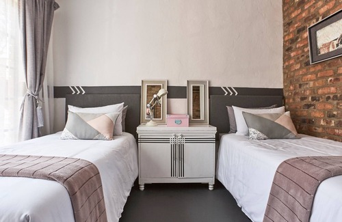 The Reeds Hotel | Retro-vintage New Yorker Apartment in Centurion
