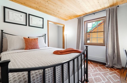 Doyle Cabin | Reverie Ranch @ Gold Mountain 136 Acre w/Lakeview & Nat'l Forest Access, Remote