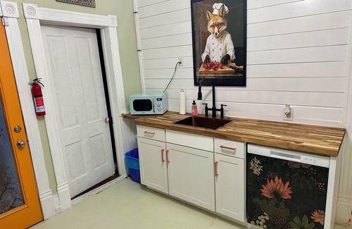 Old Southwest Apartment | Reynard's Bliss - Historic Roanoke Apt Near Carilion & Downtown - Pet Friendly