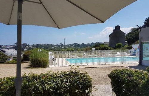 Trevou-Treguignec Apartment | Rez de jardin 5 pers avec piscine, vue directe sur la plage à 40 m