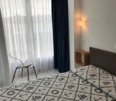 Trevou-Treguignec Apartment | Rez de jardin 5 pers avec piscine, vue directe sur la plage à 40 m