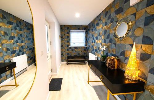 Herne Bay House | Richmond Cottage - Brand New 4BR Holiday Home, just 3 minutes from the beach with Pool Table and Free Parking