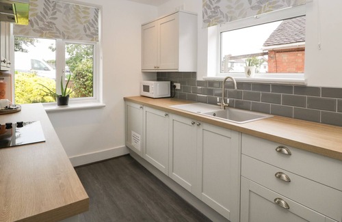 Malvern Cottage | RIDGE VIEW MALVERN, pet friendly, with a garden in Great Malvern