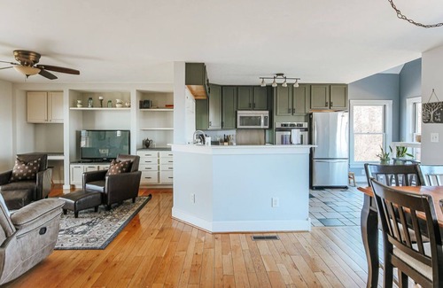 Staunton House | Ridgeview Retreat: Mountain Views and Pet Friendly