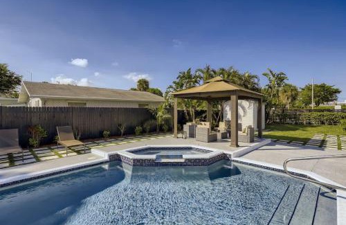 West Palm Beach House | Ridgeway Villa - Revel in Sunlit Living with Backyard Gazebo & Pool