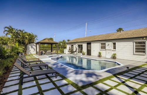 West Palm Beach House | Ridgeway Villa - Revel in Sunlit Living with Backyard Gazebo & Pool