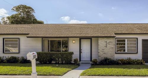 West Palm Beach House | Ridgeway Villa - Revel in Sunlit Living with Backyard Gazebo & Pool