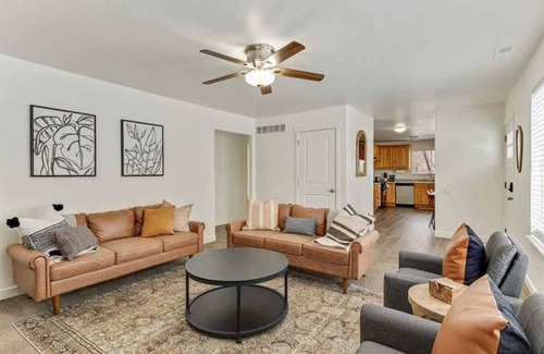 Springville House | Right off Main St, Spring Acres Arts Park Close!