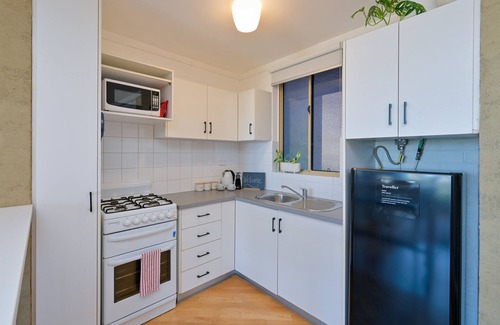 Fremantle Apartment | Right on the doorstep of both Central Fremantle and the famous Wray Avenue precinct