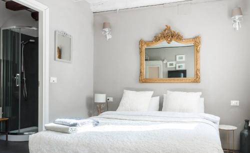 Santa Croce Apartment | Rio Marin with floating gondolas view