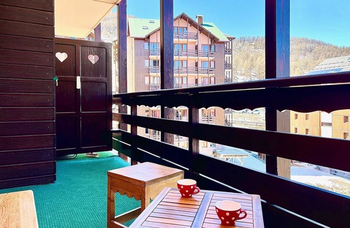 Risoul Apartment | RISOUL 1850 - 4-5 people - ski in ski out - Appt with WIFI and balcony
