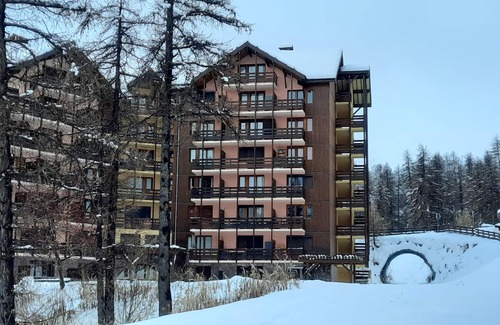 Risoul Apartment | RISOUL 1850 - 4-5 people - ski in ski out - Appt with WIFI and balcony