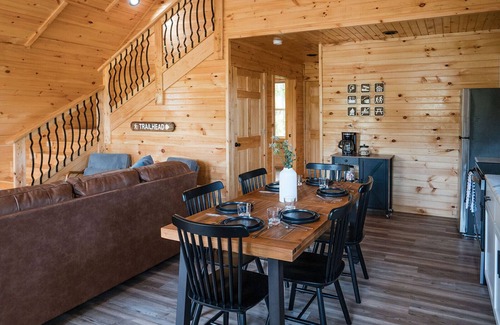 Jamestown Cabin | River Boat Ramp~Private HotTub~Lake Cumberland~Firepit~Pickleball~Playground
