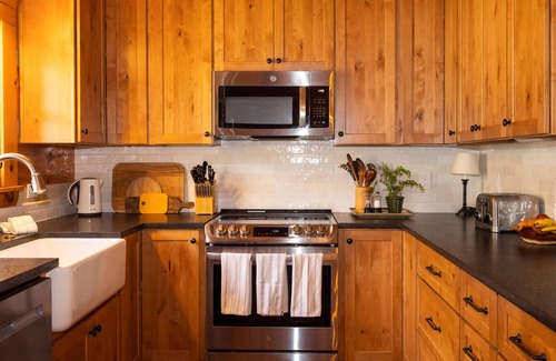 Boone Cabin | River Daze - Pet friendly log cabin near Boone with hot tub, firepit, & private river access!