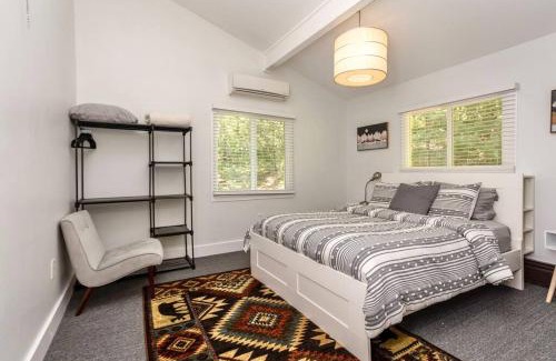 Luray House | River Escape 3BR Cabin - Hot Tub, Starlink Wifi, Tubing