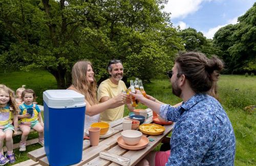 Rainow Villa | River Fishing I Hot tub I Games Room I PetFriendly