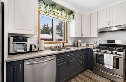 Virgil House | River Front 7BR House | Family Haven | Sleeps 14!