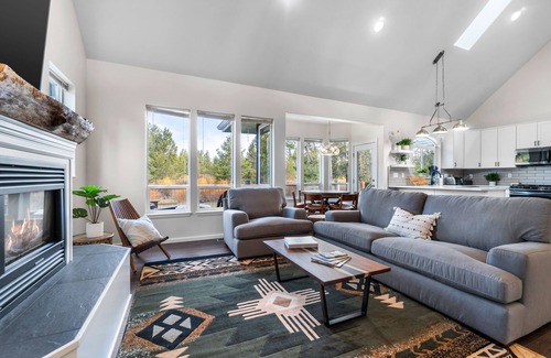 Three Rivers Cabin | River Front House -20 min to Bend -25 min to Mt Bachelor - Sleeps 12