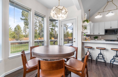 Three Rivers Cabin | River Front House -20 min to Bend -25 min to Mt Bachelor - Sleeps 12