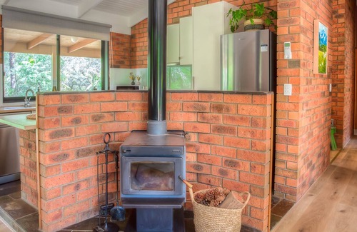 Porepunkah House | River front retreat in a quiet court only walking distance from cafes and Pub