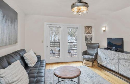 Telluride House | River Location 2 blocks to lift 7 & to the Gondola (rare to find)