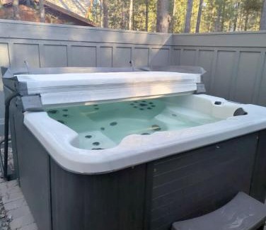 Three Rivers House | River Meadows Pool Hot Tub - Deschutes Riverhaus