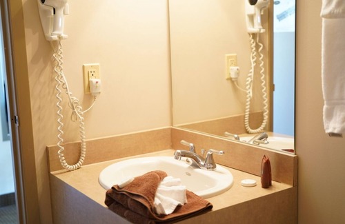 Silvertown Hotel | River Rapids Inn