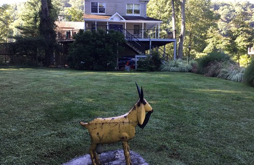 Danboro House | River Retreat with private apartment and deck on the beautiful Delaware River