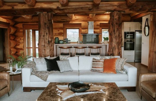 Tarras House | River Ridge | Luxury Log House | Stunning River View | Sleeps 10
