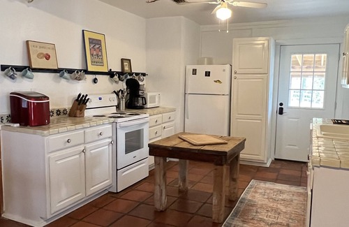 Ingram House | River Rock Cottage, Guadalupe River Access, 2BR 2BA Dog Friendly - Firepit Grill