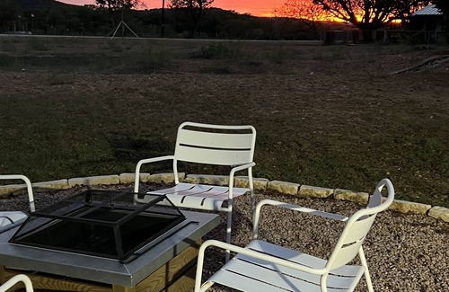 Ingram House | River Rock Cottage, Guadalupe River Access, 2BR 2BA Dog Friendly - Firepit Grill