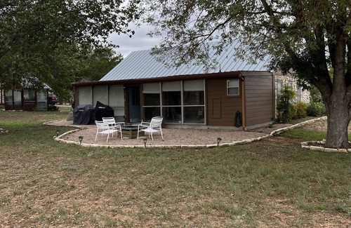 Ingram House | River Rock Cottage, Guadalupe River Access, 2BR 2BA Dog Friendly - Firepit Grill