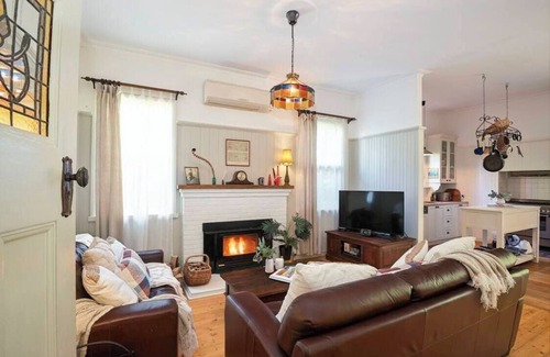 Warburton House | River Song – A Sanctuary by the Yarra River