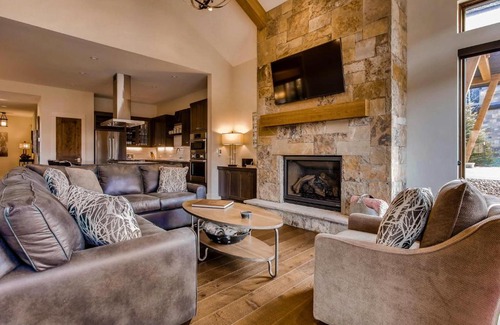 Fairmount On The River House | River Song at The Shores