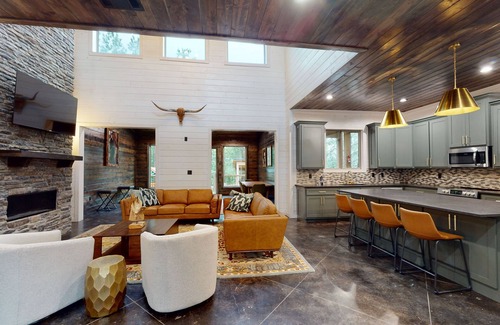 Broken Bow Cabin | River Sound-Creekside Cabin with hottub,playset,pool table- Virtual Tour Available
