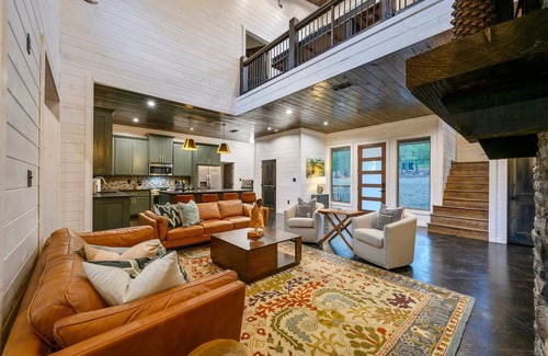 Broken Bow Cabin | River Sound-Creekside Cabin with hottub,playset,pool table- Virtual Tour Available