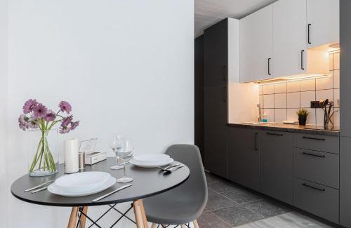 Business District Apartment | River To The City - Studio 7a Apartment