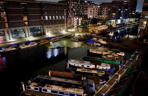Leeds Apartment | River View 2-Bed Apartment with Balcony Leeds Dock