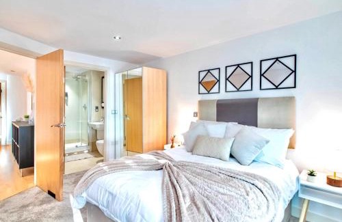 Leeds Apartment | River View 2-Bed Apartment with Balcony Leeds Dock