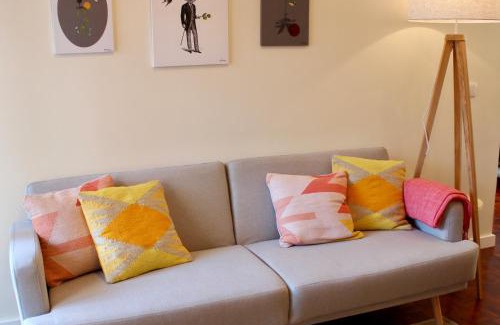 Santa Engracia Apartment | River View Balcony - Historic Center !