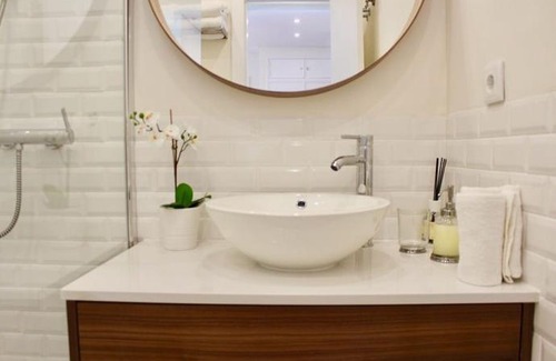 Santa Engracia Apartment | River View Balcony - Historic Center