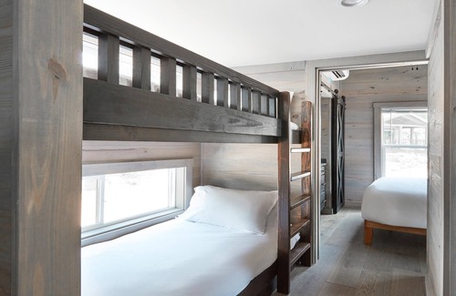 Arden Ski Chalet | River View Bunk Cabin with Hot Tub