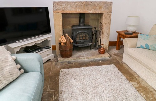 Litton Mill Cottage | RIVER VIEW, character holiday cottage in Litton Mill In Miller's Dale
