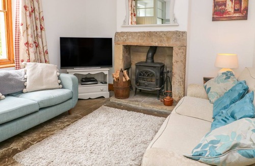 Litton Mill Cottage | RIVER VIEW, character holiday cottage in Litton Mill In Miller's Dale