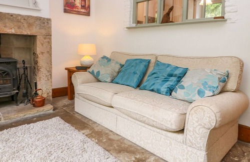 Litton Mill Cottage | RIVER VIEW, character holiday cottage in Litton Mill In Miller's Dale