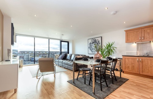Glasgow Westend Apartment | River View Height Apartment with Parking